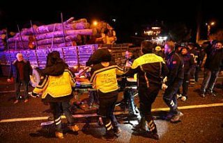 Kastamonu'da tıra çarpan otomobildeki 1 kişi...