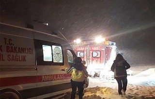 Kastamonu'da UMKE ekipleri kar nedeniyle hastaneye...