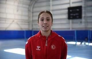 Milli badmintoncu Özge'nin hedefi Türkiye'ye yeni...