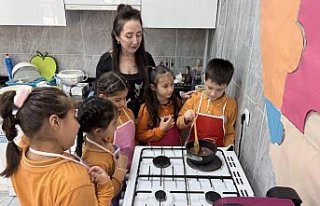 Öğrenciler gündelik yaşam pratiklerini eğlenerek...