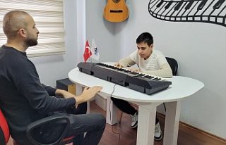Otizmli Tarık Arda dünyasını müzikle renklendiriyor