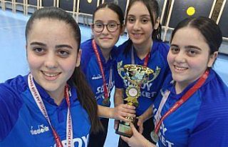 Salıpazarı Anadolu Lisesinin kız masa tenisi takımı...