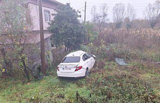 Samsun'da bahçeye devrilen otomobildeki 3 kişi...