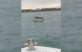 Samsun'da denizde sürüklenen tekne, polis ekiplerince...