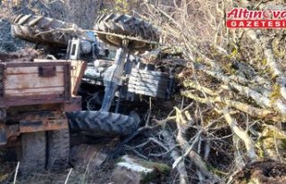 Sinop'ta dereye devrilen traktördeki 3 kişi...