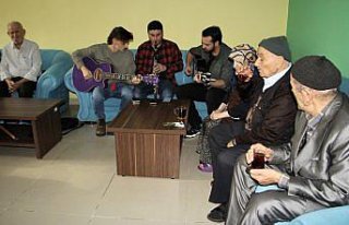 Sinop'ta gönüllü üniversite öğrencilerinden...