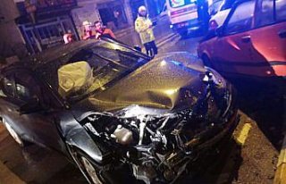 Sinop'ta park halindeki araçlara çarpan otomobilin...