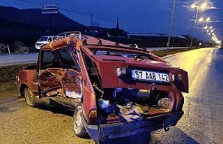 Sinop'ta servis minibüsüyle otomobilin çarpıştığı...