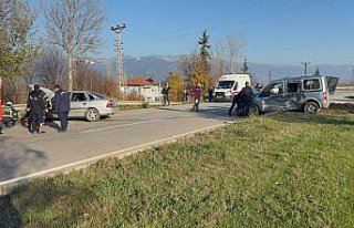 Tokat'ta otomobil ile hafif ticari aracın çarpıştığı...