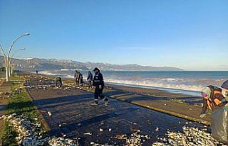 Trabzon'da fırtınada sahile vuran atıklar...