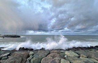 Trabzon'da kuvvetli rüzgar hayatı olumsuz etkiledi