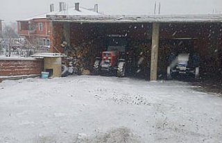 Vezirköprü'nün yüksek kesimlerine kar yağdı