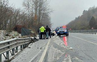 Zonguldak ve Sakarya'da karın kayganlaştırdığı...