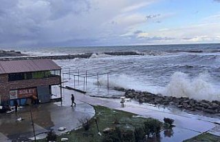 Zonguldak'ta kuvvetli rüzgar nedeniyle taşan...