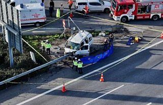 Anadolu Otoyolu Düzce kesiminde bariyere saplanan...