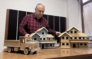 Arkadaşının oğluna ödevinde yardım için başladığı...