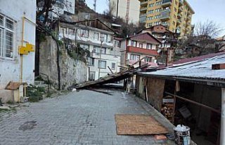 Artvin'de şiddetli rüzgarda uçan çatı otomobile...