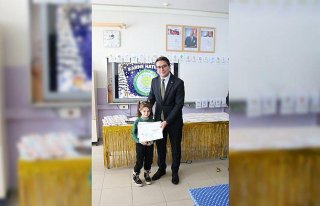 Asarcık Kaymakamı Korkmaz öğrencilerin karne sevincine...