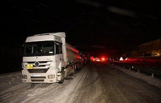 Bayburt'ta kar ve tipi nedeniyle ulaşım güçlükle...