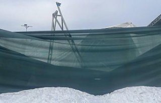 Bolu'da kar yüküne dayanamayan tenis kortunun...