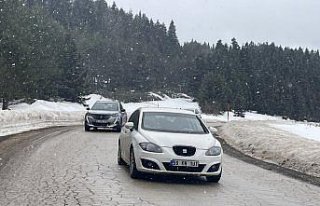 Bolu'nun yüksek kesimlerinde kar yağışı...