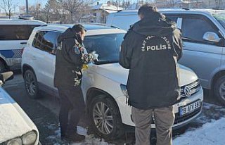 Çorum'da avukata ait cipin camına yorgun mermi...