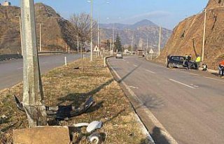 Çorum'da aydınlatma direğine çarpan otomobildeki...