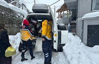 Düzce'de sağlık ekipleri kar paletli ambulanslarla...