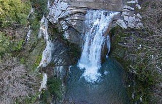Gölalan Şelalesi kışın da ziyaretçi ağırlıyor