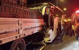 Anadolu Otoyolu'nda tıra çarpan yolcu otobüsündeki...