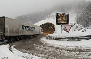Makaslayan tır nedeniyle kapanan Anadolu Otoyolu’nun...