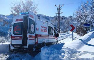 İkizce'de yolda mahsur kalan ambulans, ekiplerin...