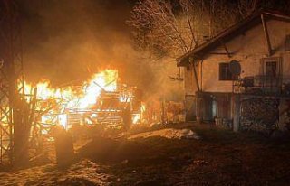 Karabük'te 2 katlı ahşap evde çıkan yangında...