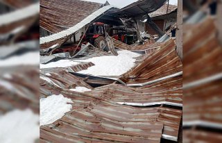 Karabük'te kar yağışı nedeniyle mandıranın...