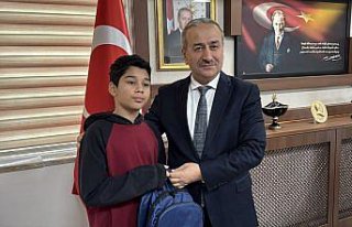 Karabük'te okula giderken kar yağışı altında...