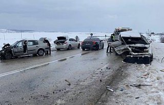 Kastamonu'da iki otomobil çarpıştı, 1 kişi...