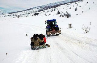 Köyde yaşayan gençler “lastikten kızak“ ile...