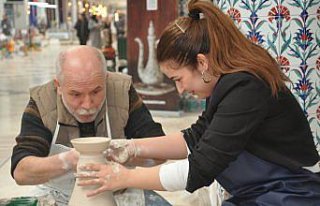 Kütahya Çiniciler Çarşısı’nda “canlı performans”...