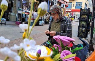 Örgü iplerini “solmayan çiçeklere“ dönüştürüyor