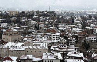 Safranbolu'nun tarihi yapıları beyaza büründü