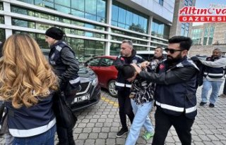 Samsun'da bir kişinin araçta bıçak ve satırla...