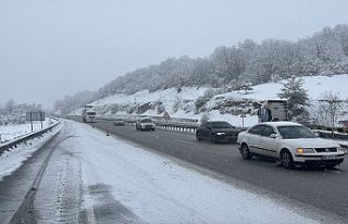 Samsun-Ankara kara yolunda kar yağışı etkisini...