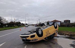 Bafra'da devrilen otomobilin sürücüsü yaralandı