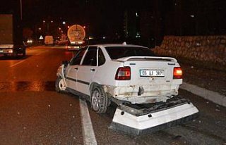 Samsun'da kaldırıma çarpan otomobildeki 2...