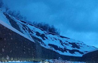 Sinop'ta toprak kayması nedeniyle grup yolu...