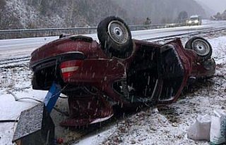 Taşova'da devrilen otomobildeki bir kişi yaralandı