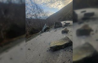 Tokat'ta heyelan nedeniyle kapanan yol ulaşıma...