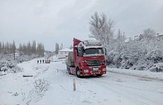 Tokat'ta kar nedeniyle yolda kalan tır ulaşımın...