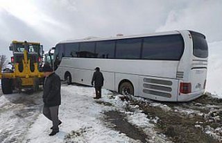 Tokat'ta kar nedeniyle yolda kalan tur otobüsüyle...