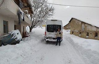 Tokat'ta kar nedeniyle yolu kapanan köydeki...